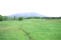 霧に隠れる岩木山